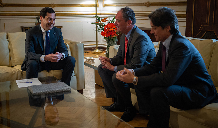 Juanma Moreno, durante su reunión con el embajador del Reino de Bélgica en España, Marc Andries M. Calcoen.
