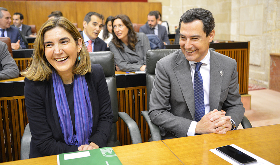 La consejera Rocío Blanco y el presidente de la Junta, Juanma Moreno, en el Parlamento.
