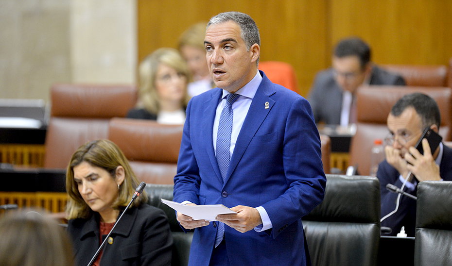 El consejero de Presidencia, Elías Bendodo, en el pleno del Parlamento.