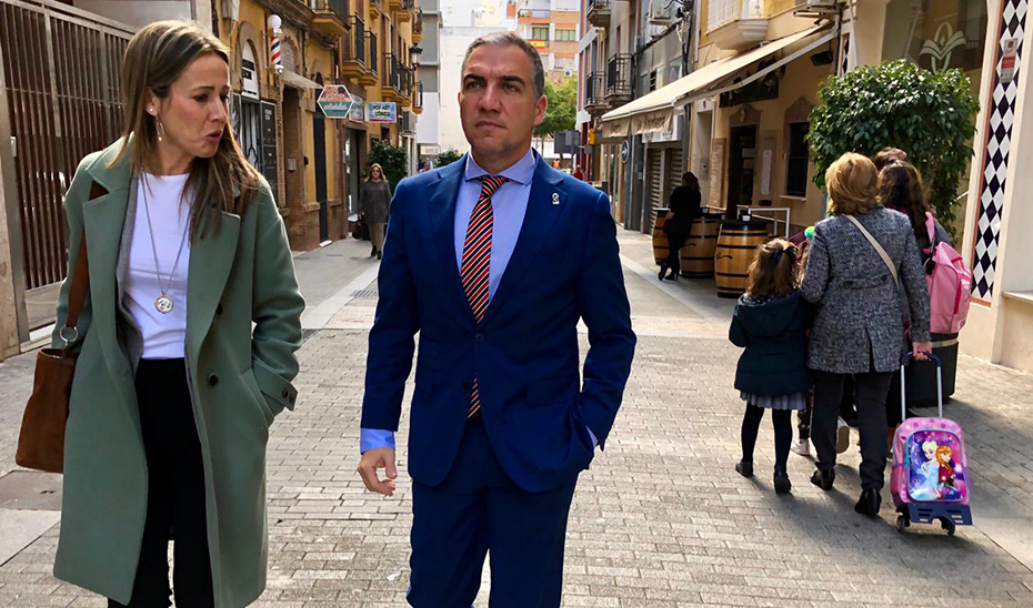 El consejero de Presidencia, Elías Bendodo, junto a la delegada del Gobierno de la Junta de Andalucía en Huelva, Bella Verano