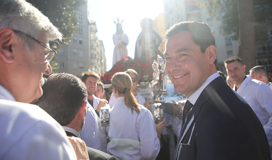 El presidente de la Junta de Andalucía, Juanma Moreno, durante el traslado de Jesús Cautivo y de la Virgen de la Trinidad.