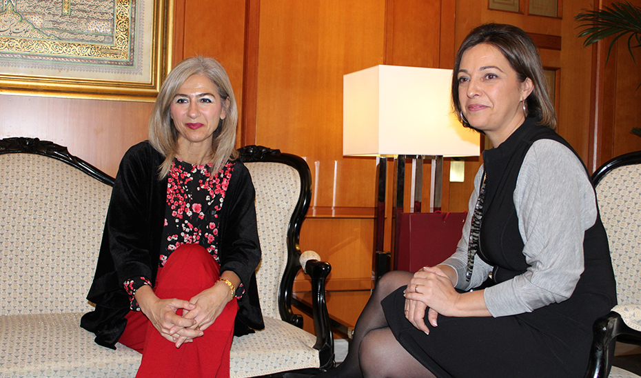 La consejera de Cultura, Patricia del Pozo, durante la reunión con la alcaldesa de Córdoba, Isabel Ambrosio