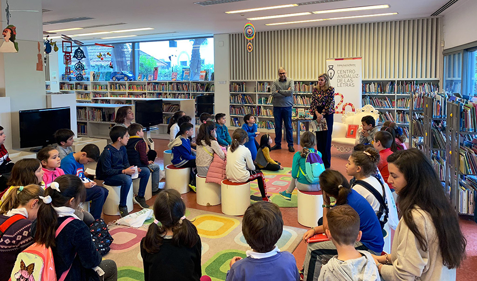 El escritor Fran Nuño mantuvo un encuentro con escolares en el acto central del Día del Libro Infantil en Sevilla