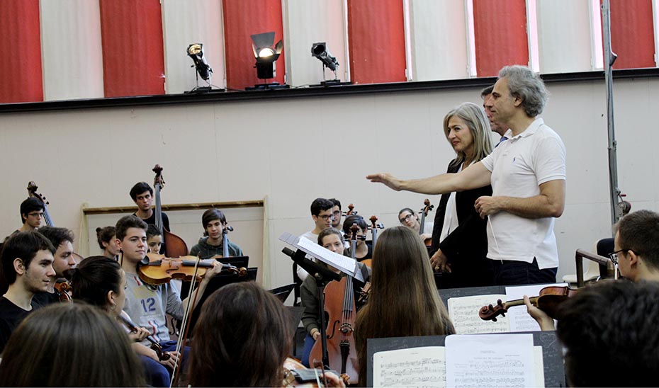 La consejera Patricia del Pozo junto al maestro Pedro Halffter este domingo en los últimos ensayos de la Orquesta Joven de Andalucía.