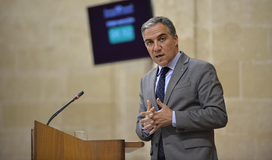 El consejero de Presidencia, Elías Bendodo, durante el pleno del Parlamento.