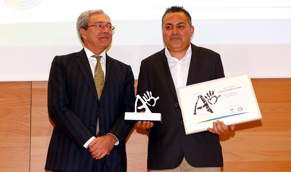 Rogelio Velasco, durante la entrega del II Premio de Artesanía de Andalucía en Córdoba.