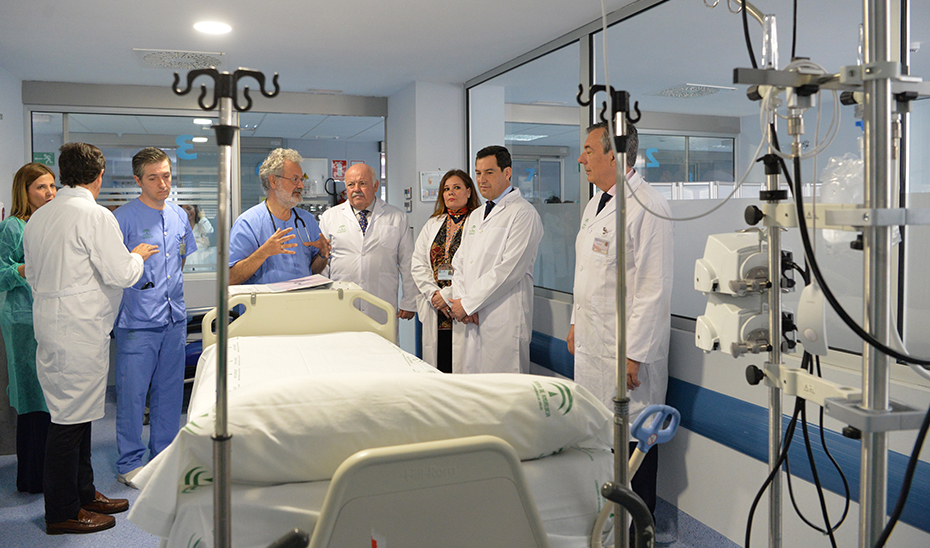 El presidente de la Junta, Juanma Moreno, visita uno de los boxes de la Unidad de Coronaria del Hospital Macarena.