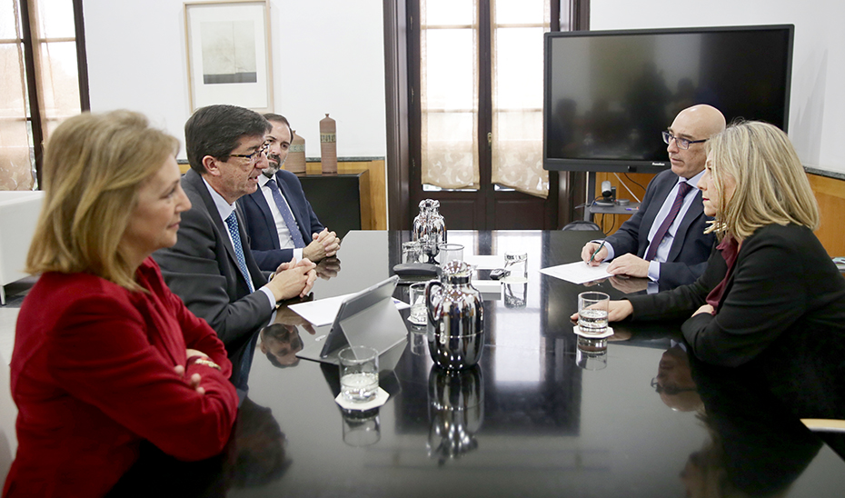 Marín, con el presidente del Consejo Andaluz de Colegios de Abogados y la presidenta del Consejo Andaluz de Procuradores.