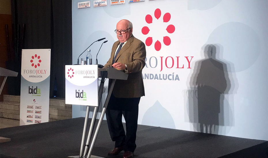 El consejero de Salud y Familias, Jesús Aguirre, ha resaltado la puesta en marcha de una Estrategia de Dignificación y Excelencia de los Profesionales de la Sanidad en Andalucía, durante una conferencia en el Foro Joly Málaga.