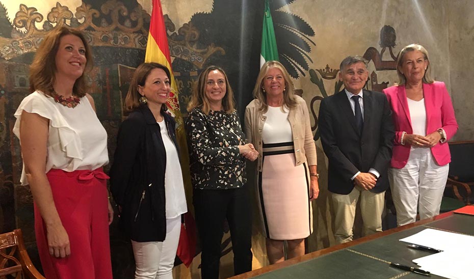 La consejera de Fomento, Infraestructuras y Ordenación del Territorio, Marifrán Carazo, este viernes en Marbella con la alcaldesa.