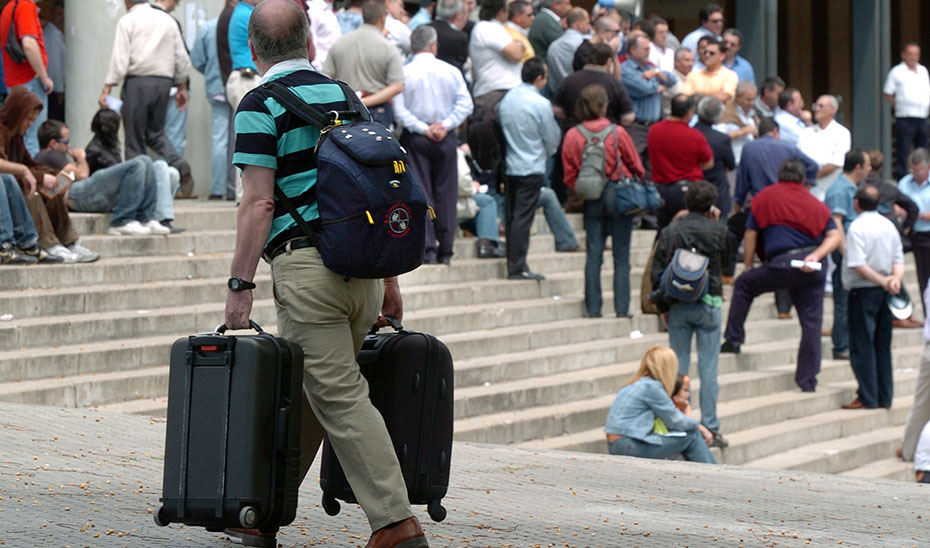 Turista desplazándose con sus maletas y su mochila en un viaje por Andalucía.