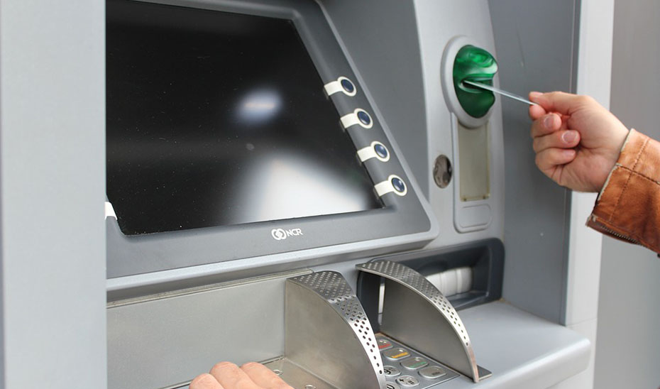 Un cliente introduce su tarjeta en un cajero automático.