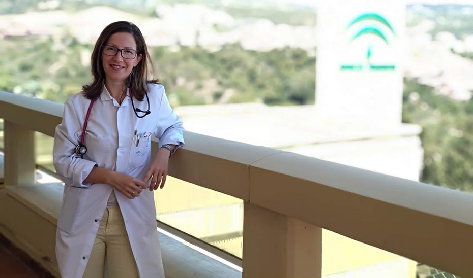 La doctora Elisabeth Pérez-Ruiz en el Hospital Costa del Sol de Marbella.