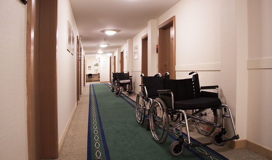 Sillas de ruedas en los pasillos de una residencia.
