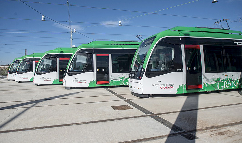 Varios de los trenes que circulan por el Metro de Granada.