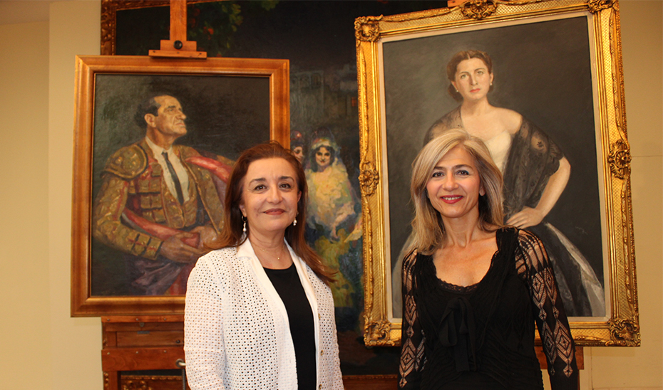 La consejera de Cultura, Patricia del Pozo, con la directora del Museo de Bellas Artes, Valme Muñoz, con los dos Vázquez Días recibidos en donación