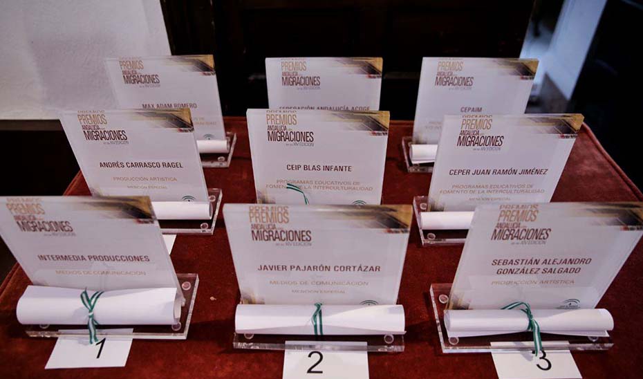 Galardones entregados a los ganadores de la última edición de los Premios Andalucía sobre Migraciones.