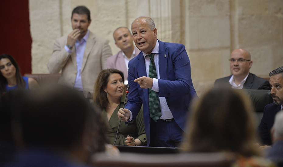 Javier Imbroda interviene ante el Pleno del Parlamento en la sesión de control al Gobierno.