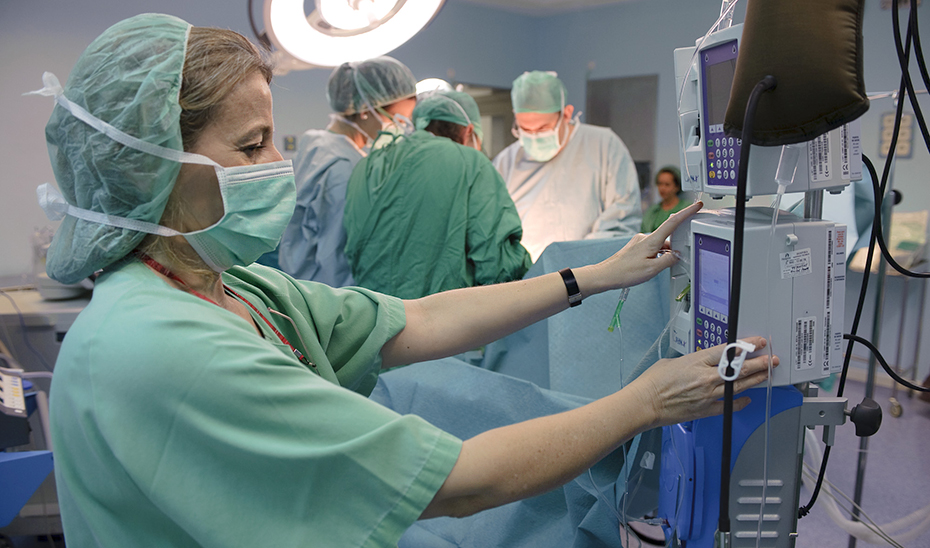 Profesionales sanitarios del SAS durante una intervención quirúrgica.