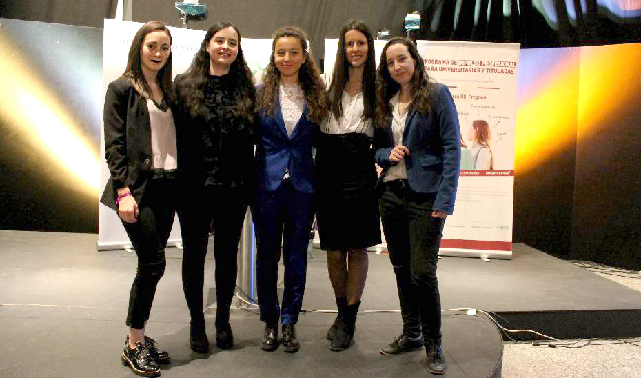 Estudiantes impulsoras de la pulsera antiacoso dentro del Áurea US\u0027 Program de la Universidad de Sevilla, con financiación del IAM.