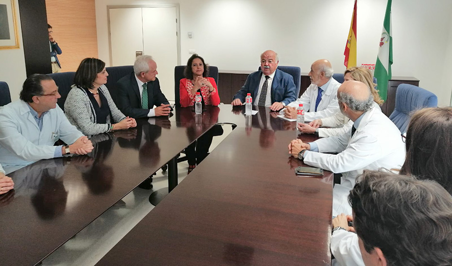 El consejero de Salud y Familias, Jesús Aguirre, reunido con la dirección del Hospital de Jaén.