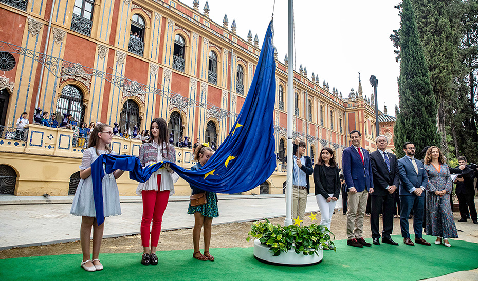 Izado de la bandera de la UE el pasado 9 de mayo, Día de Europa, en los jardines del Palacio de San Telmo.