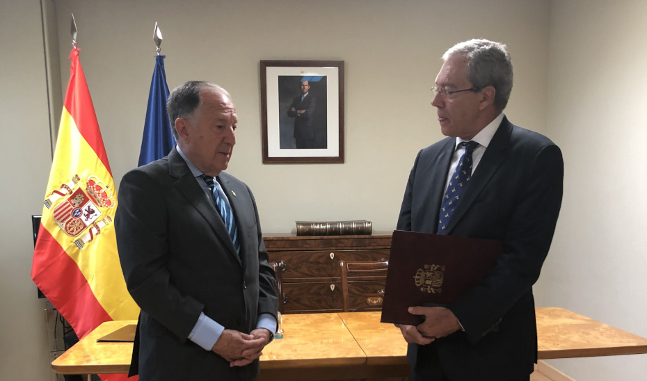 El consejero Rogelio Velasco y el Secretario de Estado director del CNI, Félix Sanz, en la firma del protocolo de actuación en materia de ciberseguridad.