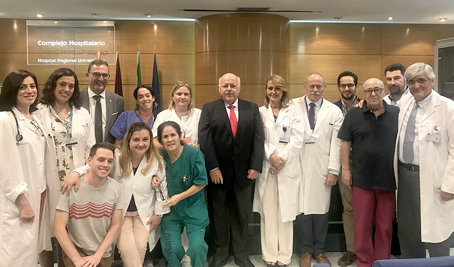 El consejero Jesús Aguirre con el equipo de trasplantes de médula ósea del Hospital Regional de Málaga y el primer paciente beneficiado por el programa a domicilio.