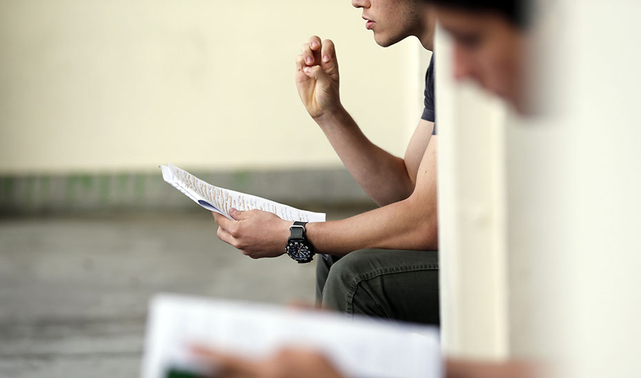 Estudiantes ultimando detalles antes de la Prueba de Evaluación de Bachillerato para el Acceso a la Universidad. (Foto Archivo EFE).