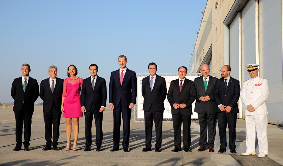 El presidente de la Junta, Juanma Moreno, junto a Felipe VI y representantes de los empresarios.