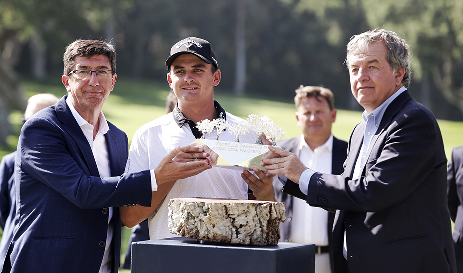 El vicepresidente y consejero de Turismo, Juan Marín, entrega el trofeo del Andalucía Masters de Golf a Christian Bezuidenhout.