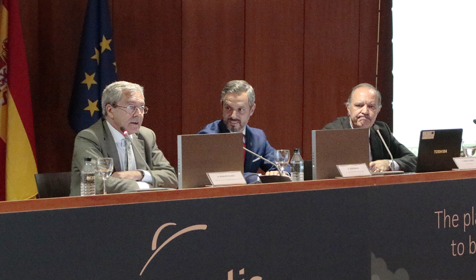 Los consejeros Rogelio Velasco y Juan Bravo presentan el primer Plan Aeroespacial de Andalucía, en Aerópolis.