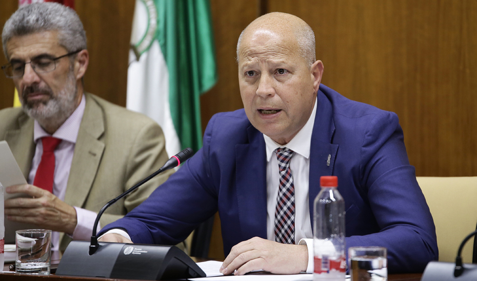 El consejero de Educación y Deporte, Javier Imbroda, explica los presupuestos de su consejería para 2019 en comisión parlamentaria.