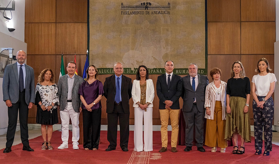 Los miembros del Consejo Audiovisual de Andalucía, el día de su toma de posesión en el Parlamento. Antonio Checa, junto a la presidenta de la Cámara, Marta Bosquet.