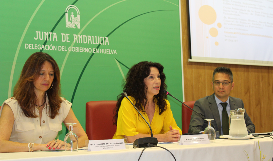 La consejera Rocío Ruiz inaugura un encuentro con entidades de voluntariado de Huelva.