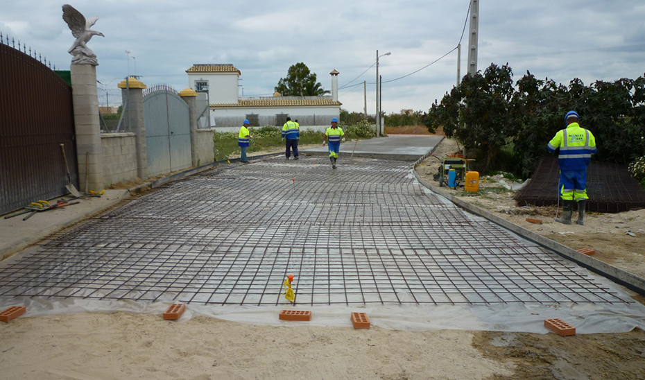 Obras de cimentación en un camino rural ubicado en la provincia de Cádiz.