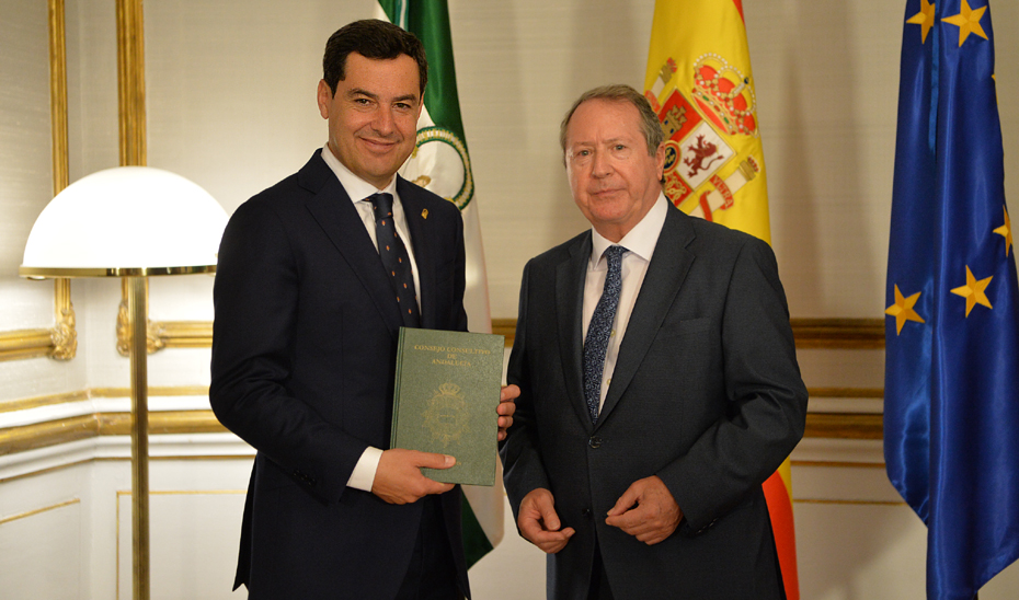 El presidente de la Junta, Juanma Moreno, con José Cano Bueso, presidente del Consejo Consultivo.
