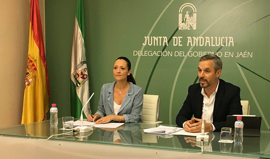 Juan Bravo y Maribel Lozano, durante su comparecencia informativa en Jaén para presentar los presupuestos.