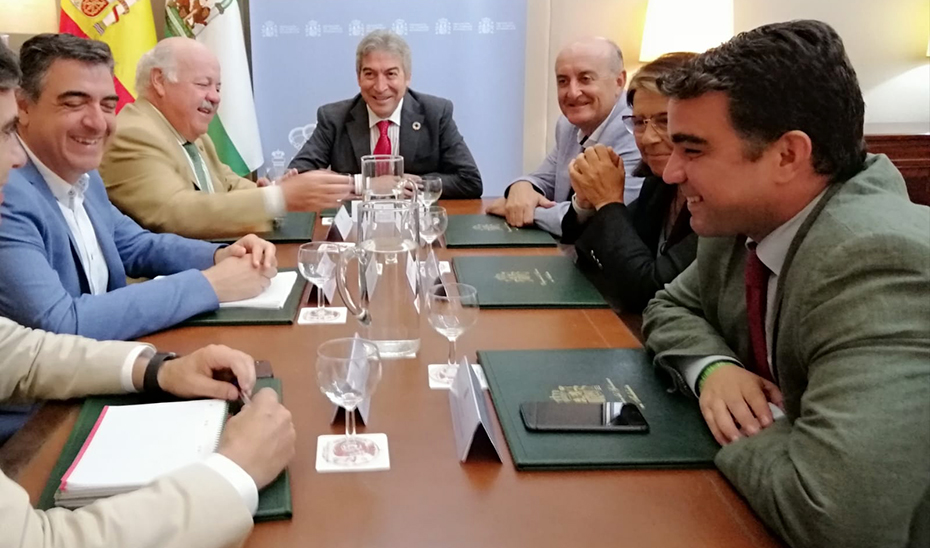 El consejero Aguirre frente al alcalde de Lepe y junto al delegado del Gobierno en Andalucía en la reunión celebrada este jueves.
