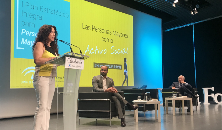 La consejera Rocío Ruiz inaugura una jornada para debatir las actuaciones del I Plan Estratégico para Personas Mayores.