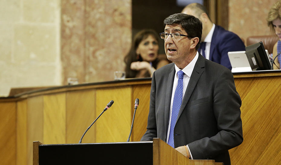 Juan Marín, desde la tribuna del Parlamento, durante su intervención.