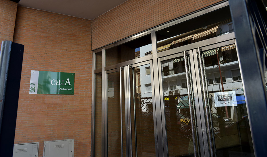 Puerta principal de acceso a la sede del Consejo Audiovisual de Andalucía.