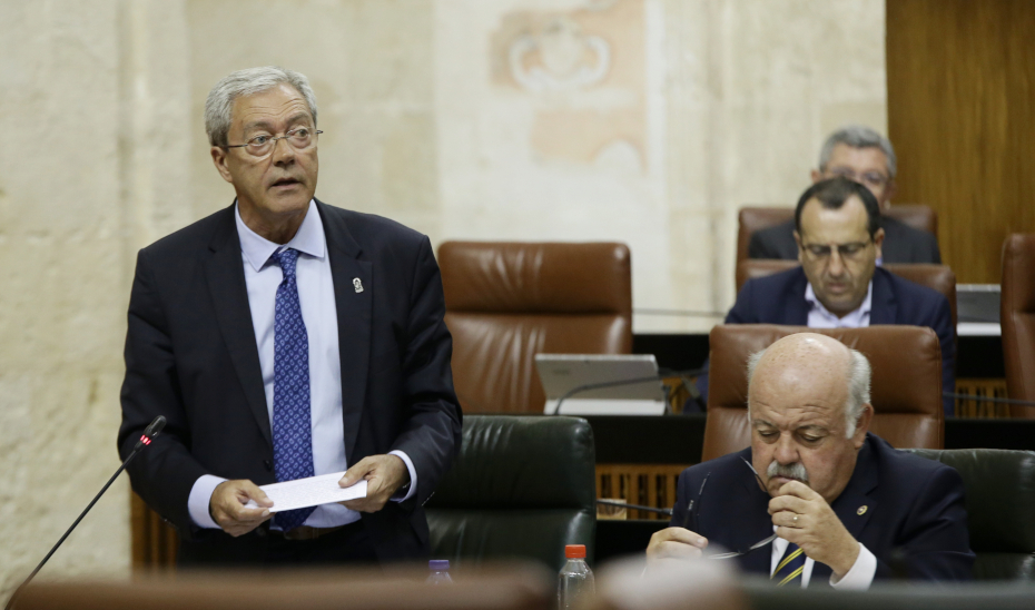 El consejero Rogelio Velasco interviene en el pleno del Parlamento de Andalucía.