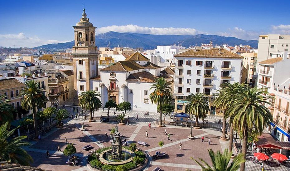 Panorámica de la Plaza Alta de Algeciras, destacando la Iglesia de Nuestra Señora de la Palma al fondo.