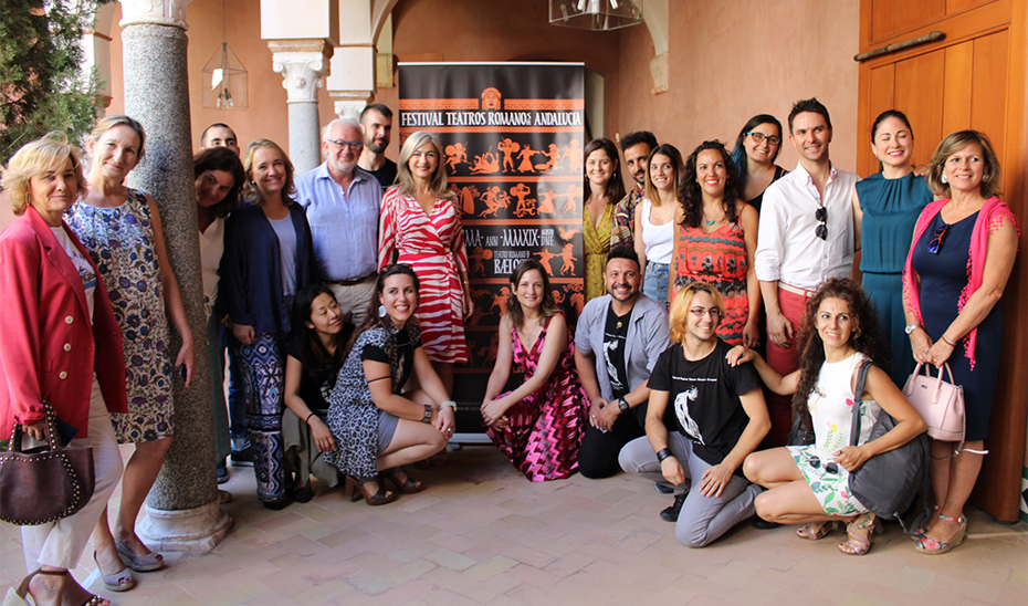 La consejera posa con los artistas y directores de las compañías que participarán en el Festival de Teatros Romanos