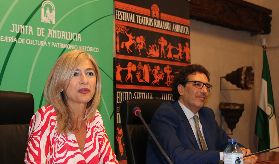 Patricia del Pozo, junto a Francisco Fernández Cervantes, director de Música y Artes Escénicas de la Agencia de Instituciones Culturales