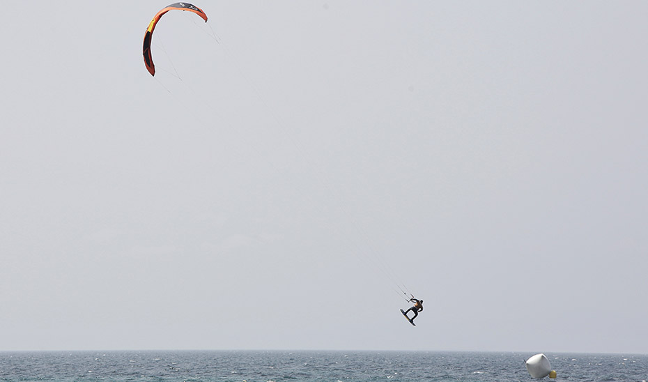 Un kitesurfista en la playa (Foto: Archivo).