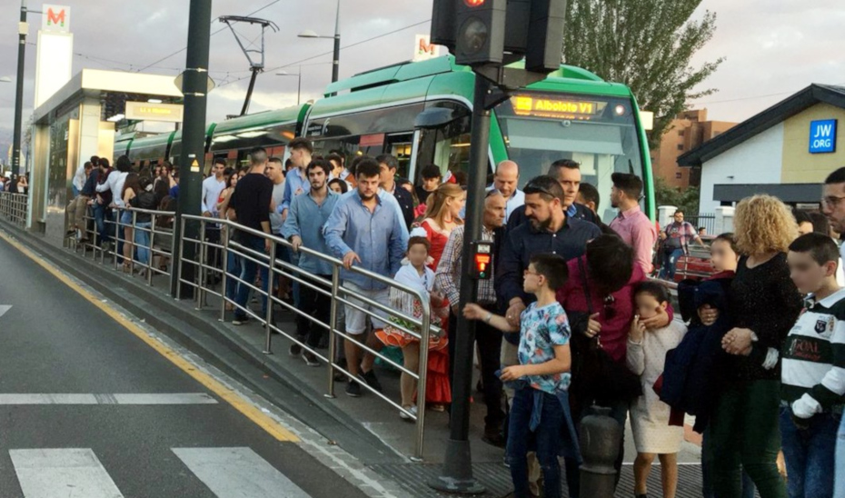 Un numeroso grupo de usuarios tras bajar del metro de Granada.