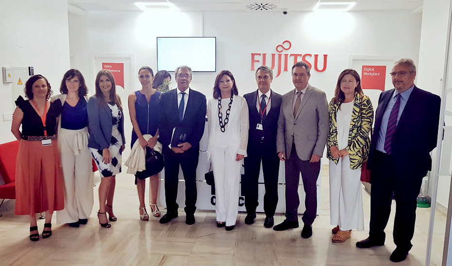 El consejero de Economía con el alcalde de Sevilla y los responsables de Fujitsu en la inauguración de la nueva sede.