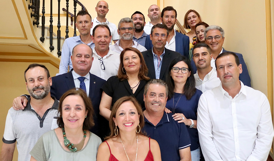 La consejera Carmen Crespo rodeada de alcaldes y alcaldesas de la comarca de Antequera preocupados por los efectos de la sequía.